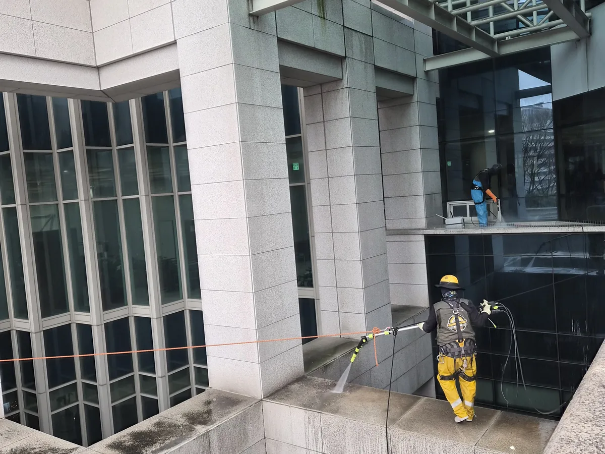 광산구 본덕동 상가건물 옥상 파라펫 장비 주변 정밀 위생청소 사례 - 행진크린